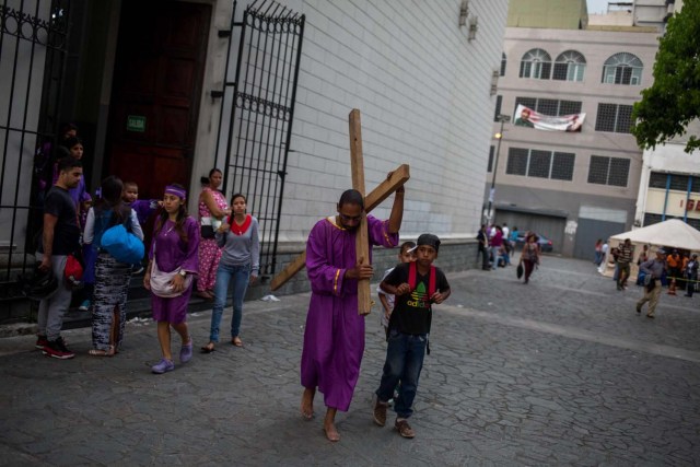 CARACAS (VENEZUELA), 28/03/2018.- Penitentes del Nazareno de San Pablo acompañan la procesión anual del Miércoles Santo en la Basílica de Santa Teresa hoy, miércoles 28 de marzo de 2018, en Caracas (Venezuela). Miles de caraqueños saludaron hoy al Nazareno de San Pablo con peticiones de que traiga paz al país y para darle gracias por cumplir sus peticiones en la procesión más representativa de la Semana Santa en la capital venezolana. EFE/Cristian Hernández