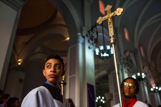 CARACAS (VENEZUELA), 28/03/2018.- Fieles del Nazareno de San Pablo acompañan la procesión anual del Miércoles Santo en la Basílica de Santa Teresa hoy, miércoles 28 de marzo de 2018, en Caracas (Venezuela). Miles de caraqueños saludaron hoy al Nazareno de San Pablo con peticiones de que traiga paz al país y para darle gracias por cumplir sus peticiones en la procesión más representativa de la Semana Santa en la capital venezolana. EFE/Cristian Hernández