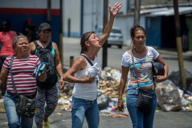 VALENCIA (VENEZUELA), 28/03/2018.- Un grupo de familiares de presos protesta hoy, miércoles 28 de marzo de 2018, en las inmediaciones del centro de reclusión de la Policía Estatal de Carabobo (centro) en Valencia (Venezuela). Un motín en el centro de reclusión de la Policía de Carabobo (centro) de Venezuela dejó hoy cinco reclusos muertos y dos policías heridos, según medios locales. EFE/Miguel Gutiérrez