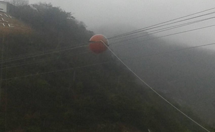 Cae cable de alta tensión en la pista Norte Guarenas sentido Caracas #6Mar