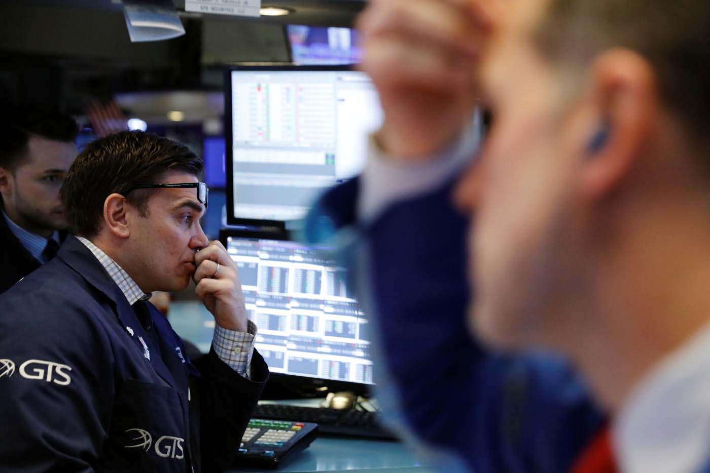 Wall Street abre a la baja, por medidas proteccionistas de Trump