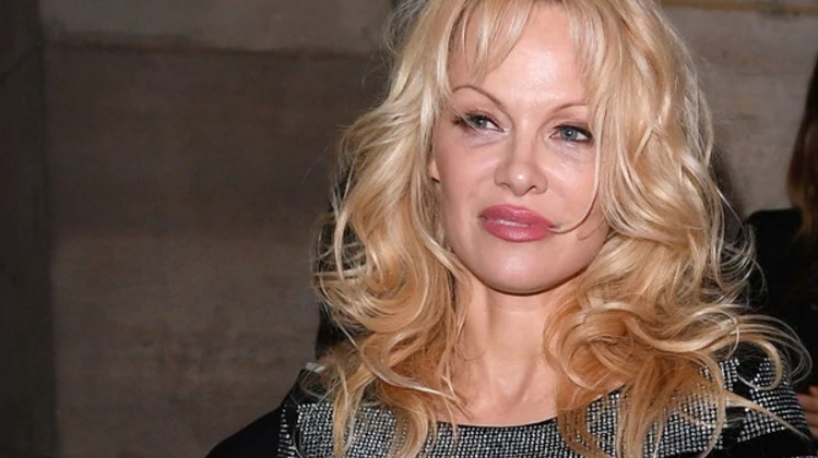 ¡A sus 50! El exuberante escote de Pamela Anderson se robó todas las miradas
