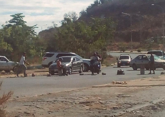 Foto: Cerrada la autopista Gran Mariscal de Ayacucho por protesta / Cortesía