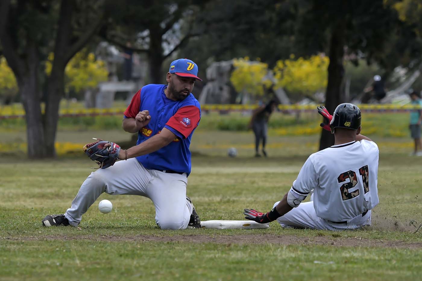 Venezolanos en Quito: El sóftbol contra la nostalgia