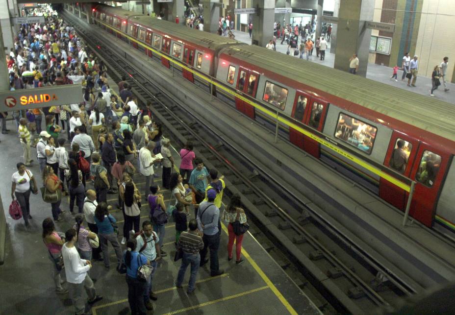 Reportan fuerte retraso en el Metro #10May