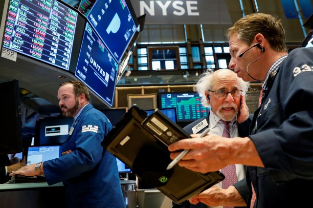 Operadores trabajando en la bolsa de Wall Street en Nueva York, MAR 29, 2018. REUTERS/Brendan McDermid