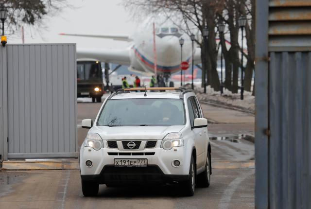 Los vehículos salen del territorio del aeropuerto después del aterrizaje de la aeronave Ilyushin Il-96, transportando a los diplomáticos rusos expulsados y sus familiares de los EE. UU., En el aeropuerto de Vnukovo a las afueras de Moscú, Rusia el 1 de abril de 2018. REUTERS / Maxim Shemetov