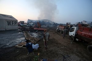 Al menos 16 muertos en ataque aéreo cerca de puerto de Hodeida en Yemen
