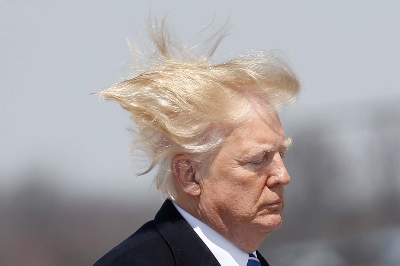 Otra vez el viento le tomó el pelo a Trump (fotos+memes)