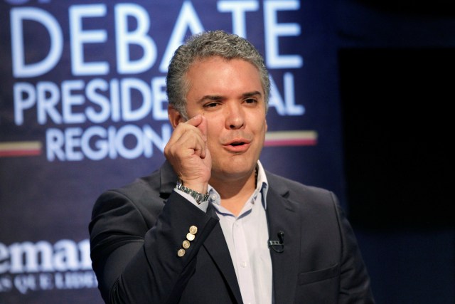 El candidato a la Presidencia de Colombia Ivan Duque habla en el primer debate presidencial, transmitido por el canal regional Teleantioquia, en Medellín, Colombia el 3 de abril de 2018. REUTERS / Fredy Builes
