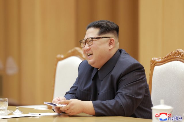 El líder norcoreano Kim Jong Un se reúne con Song Tao, jefe del Departamento Internacional del Partido Comunista de China, quien dirigió una compañía de arte china a Corea del Norte para el Festival de Arte Amistad de abril, en esta foto de la Agencia de Noticias Coreana de Corea del Norte (KCNA) ) el 15 de abril de 2018. KCNA / vía EDITORES DE ATENCIÓN DE REUTERS - ESTA FOTO FUE PROPORCIONADA POR UN TERCERO. REUTERS NO PUEDE VERIFICAR INDEPENDIENTEMENTE LA AUTENTICIDAD, EL CONTENIDO, LA UBICACIÓN O LA FECHA DE ESTA IMAGEN. NO HAY VENTAS DE TERCEROS. COREA DEL SUR HACIA FUERA.