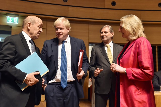 El ministro francés de Relaciones Exteriores, Jean-Yves Le Drian, habla con el canciller británico Boris Johnson, el comisionado europeo Johannes Hahn y la canciller austriaca Karin Kneissl durante la reunión de los ministros de Asuntos Exteriores de la Unión Europea en Luxemburgo el 16 de abril de 2018. REUTERS / Eric Vidal