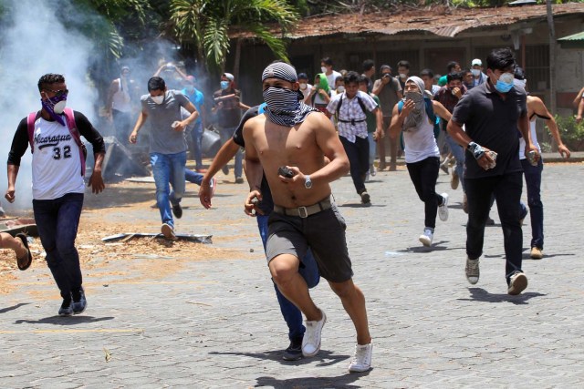 Estudiantes de la Universidad Pública de la Universidad Agraria (UNA) participan en protestas contra reformas que implementan cambios en los planes de pensiones del Instituto Nicaragüense de Seguridad Social (INSS) en Managua, Nicaragua, abril 19,2018.REUTERS / Oswaldo Rivas