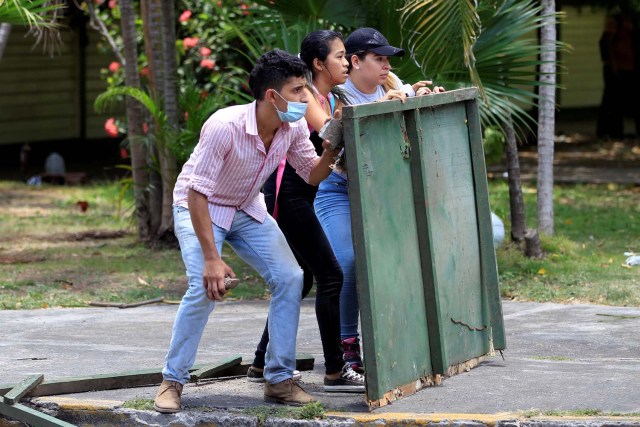 Estudiantes de la Universidad Pública de la Universidad Agraria (UNA) participan en protestas contra reformas que implementan cambios en los planes de pensiones del Instituto Nicaragüense de Seguridad Social (INSS) en Managua, Nicaragua, abril 19,2018.REUTERS / Oswaldo Rivas