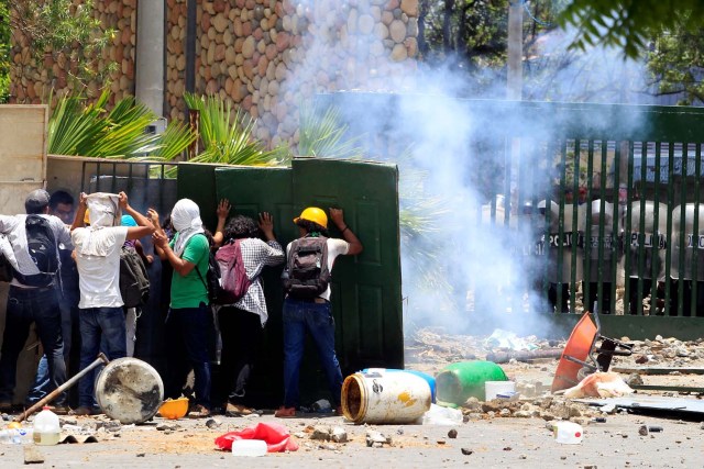 Estudiantes de la Universidad Pública de la Universidad Agraria (UNA) participan en protestas contra reformas que implementan cambios en los planes de pensiones del Instituto Nicaragüense de Seguridad Social (INSS) en Managua, Nicaragua, abril 19,2018.REUTERS / Oswaldo Rivas