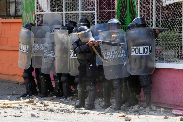 La policía antidisturbios dispara balas de goma contra estudiantes universitarios durante una protesta contra las reformas que implementan cambios en los planes de pensiones del Instituto Nicaragüense de Seguridad Social (INSS) en Managua, Nicaragua, abril 19,2018.REUTERS / Oswaldo Rivas