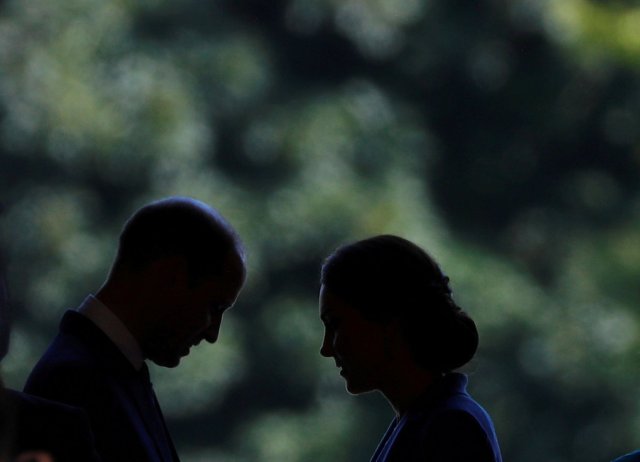 El príncipe Guillermo, el duque de Cambridge y su esposa Catherine, la duquesa de Cambridge hablan mientras visitan el Bellevue Palace Garden junto con el presidente alemán Frank-Walter Steinmeier y su esposa Elke Buedenbende, en Berlín, Alemania, el 19 de julio de 2017. REUTERS / Fabrizio Foto Bensch / Archivo