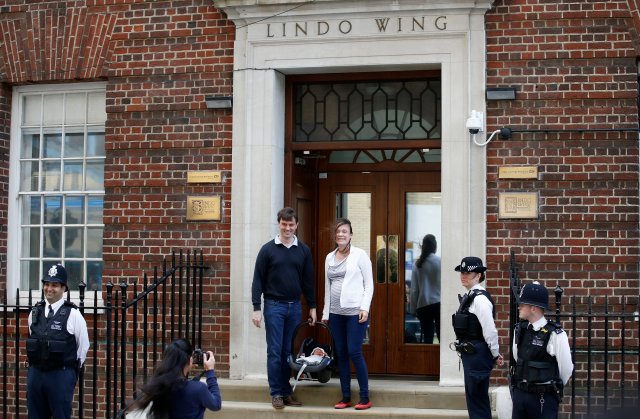 Los policías se paran frente al Lindo Wing del St Mary's Hospital después de que la británica Catherine, la duquesa de Cambridge, fuera ingresada después del parto antes del nacimiento de su tercer hijo, en Londres, el 23 de abril de 2018. REUTERS / Henry Nicholls