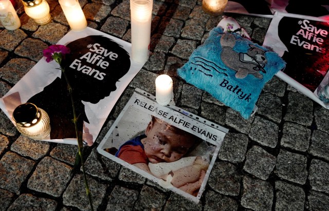 En la imagen, varias velas y carteles durante una protesta en apoyo de Alfie Evans en Polonia el 26 de abril de 2018. REUTERS/Kacper Pempel