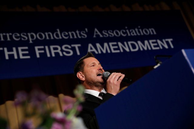 El músico country Ty Herndon interpreta el himno nacional en la cena de la Asociación de Corresponsales de la Casa Blanca en Washington, Estados Unidos, el 28 de abril de 2018. REUTERS / Aaron P. Bernstein