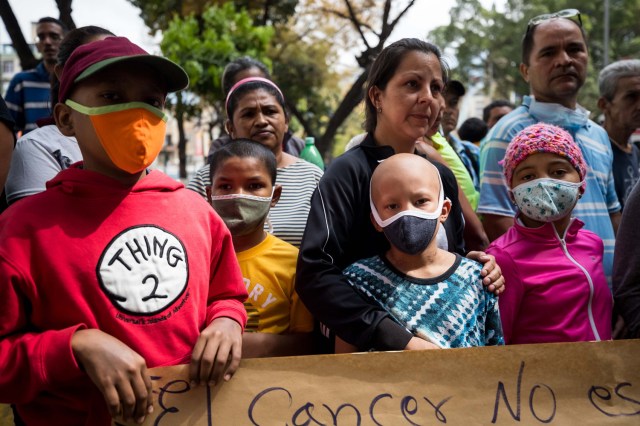 CAR12. CARACAS (VENEZUELA), 04/04/2018.- Un grupo de familiares y pacientes del Hospital de Niños José Manuel de los Ríos, toma parte en una protesta por la imposibilidad de recibir quimioterapia por falta de insumos para el tratamiento hoy, miércoles 4 de abril del 2018, en Caracas (Venezuela). El secretario ejecutivo de la Federación de Trabajadores de la Salud de Venezuela (Fetrasalud), Pablo Zambrano, dijo hoy a Efe que los miembros de este gremio realizarán una protesta nacional el próximo 17 de abril para denunciar la crisis en el sector. EFE/MIGUEL GUTIÉRREZ