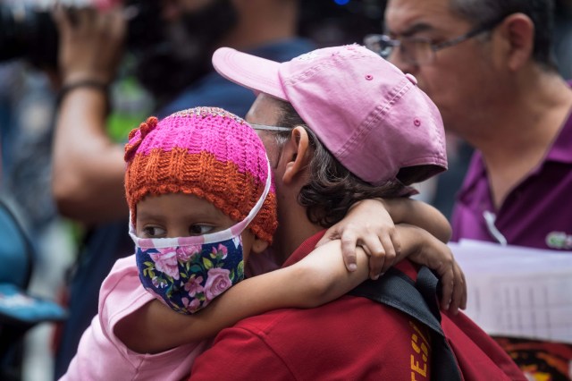 CAR19. CARACAS (VENEZUELA), 04/04/2018.- Un grupo de familiares y pacientes del Hospital de Niños José Manuel de los Ríos, toma parte en una protesta por la imposibilidad de recibir quimioterapia por falta de insumos para el tratamiento hoy, miércoles 4 de abril del 2018, en Caracas (Venezuela). El secretario ejecutivo de la Federación de Trabajadores de la Salud de Venezuela (Fetrasalud), Pablo Zambrano, dijo hoy a Efe que los miembros de este gremio realizarán una protesta nacional el próximo 17 de abril para denunciar la crisis en el sector. EFE/MIGUEL GUTIÉRREZ