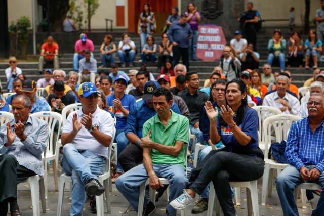 CAR16. CARACAS (VENEZUELA), 21/04/2018.- Simpatizantes de la oposición y dirigentes políticos participan en una asamblea convocada por el Frente Amplio Venezuela Libre hoy, sábado 21 de abril de 2018, en Caracas (Venezuela). Los partidos políticos opositores y los líderes civiles del Frente Amplio Venezuela Libre se reunieron hoy en pequeñas asambleas para pedir propuestas sobre cómo luchar contra las elecciones presidenciales del próximo 20 de mayo. EFE/Cristian Hernandez