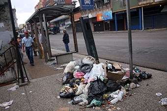 No hubo recolección durante los días “santos”, en la plaza Bolívar era una vergüenza. (Foto /Gustavo delgado)