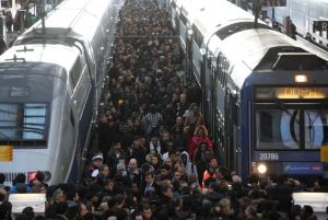 Francia sin transporte ferroviario en segundo día de huelga masiva