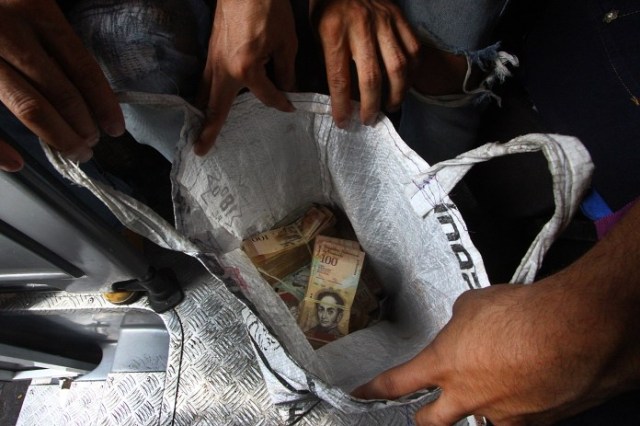 También en sacos de mercado echan el efectivo. (Foto/Jorge Castellanos)