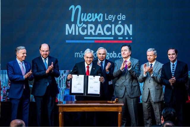 Foto: Sebatian Piñera firma la nueva ley de migración de Chile / @Minrel_Chile