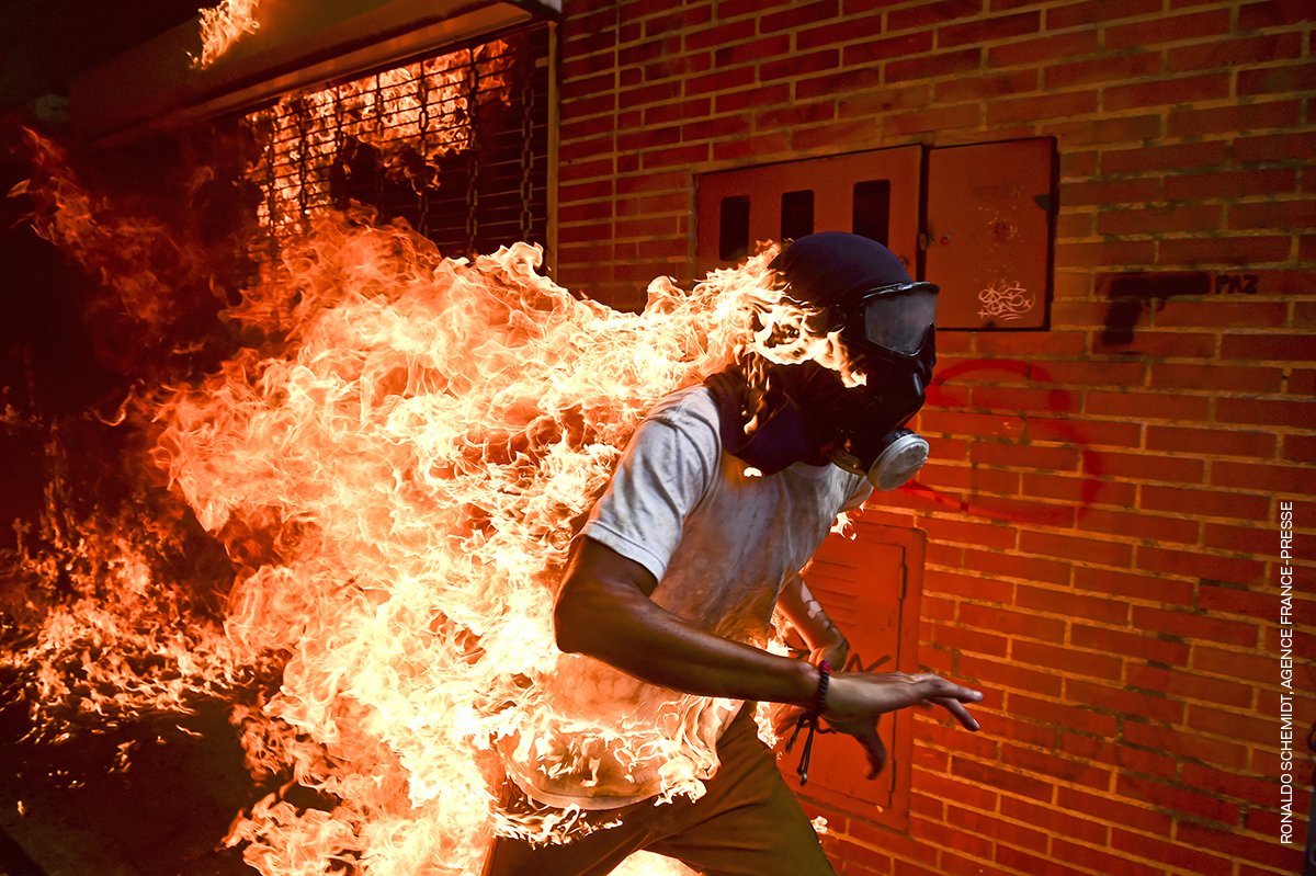 El joven en llamas, la historia detrás de la foto del año del World Press Photo