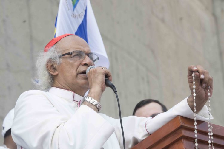 Motociclista irrumpe en Catedral de Managua para intimidar a cardenal