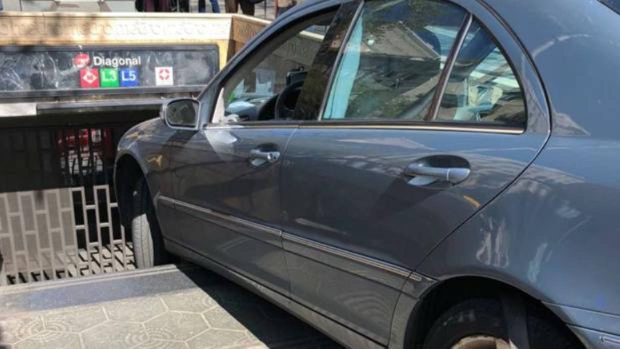 Turista confundió un acceso al metro con un estacionamiento (foto)