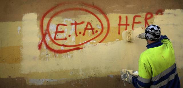 Un trabajador borra una pintada en Gernika, en 2011. V. WEST (Foto REUTERS)