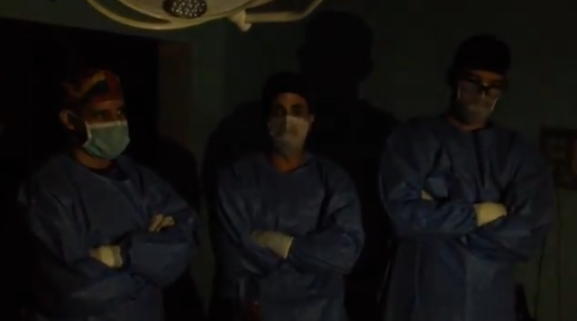 Foto: Médicos del hospital Central de Valencia se quedaron sin luz en plena operación / VPI 