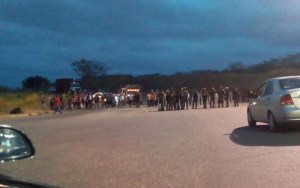 Vecinos de Ocumare del Tuy protestan por maltrato de efectivos de la GNB #2Abr (Fotos)