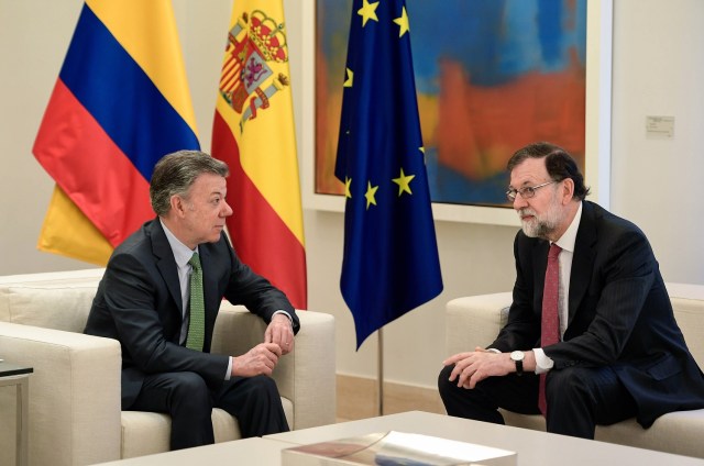 El primer ministro español Mariano Rajoy (R) habla con el presidente colombiano Juan Manuel Santos durante una reunión en el Palacio de la Moncloa en Madrid el 13 de mayo de 2018. / AFP PHOTO / OSCAR DEL POZO