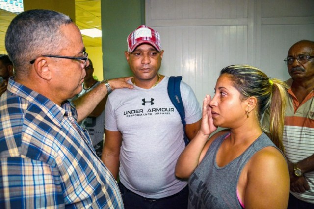 The first secretary of Communist Party in the Cuban city of Holguin, Luis Antonio Torres Iribar (L), speaks with relatives of the victims of a plane crash, at Holguin airport, after a Cubana de Aviacion aircraft crashed after taking off from Havana's Jose Marti international airport on May 18, 2018. A Cuban state airways plane heading to Holguin, with 110 passengers and crew on board crashed shortly after taking off from Havana Friday, leaving a mass of twisted and smoldering fuselage, as the country's president warned many people were feared dead. Cuban state media reported that three people had been pulled alive from the mangled wreckage and were in critical condition in hospital.   / AFP PHOTO / STR