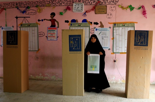 Una mujer iraquí acude a un centro de votación durante las elecciones parlamentarias para renovar el Parlamento en Bagad, Irak, el 12 de mayo de 2018. REUTERS/Thaier al-Sudani