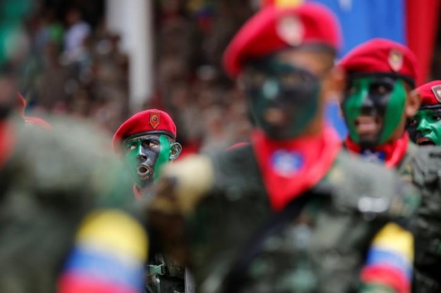 Foto de archivo con soldados con las caras pintadas durante un desfile militar para celebrar el 205 aniversario de la independencia de Venezuela en 2016, Caracas, 5 de julio, 2016. REUTERS/Carlos Jasso