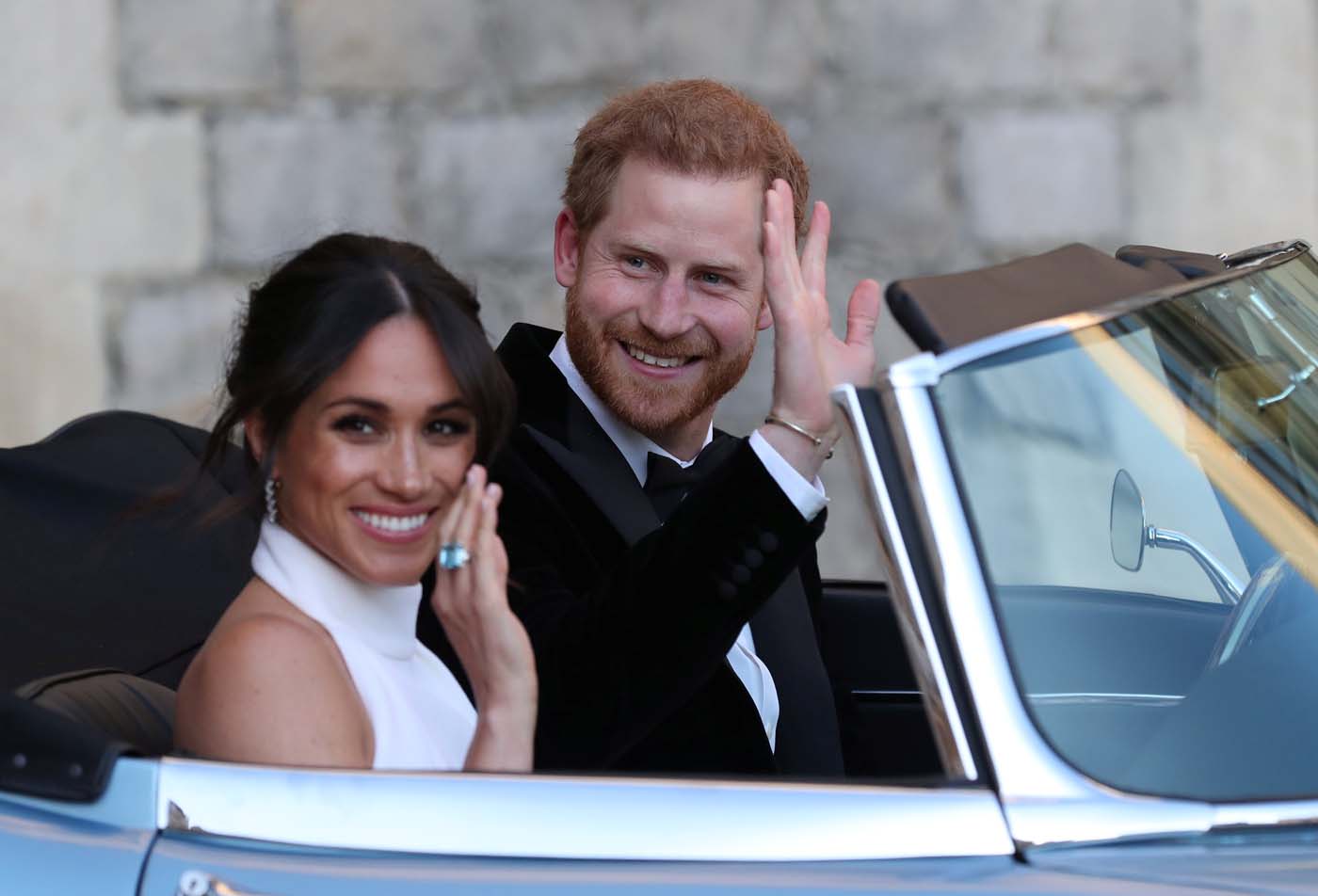 Meghan usa un anillo de Diana mientras su esposo Harry la lleva a la recepción en un Jaguar (fotos)