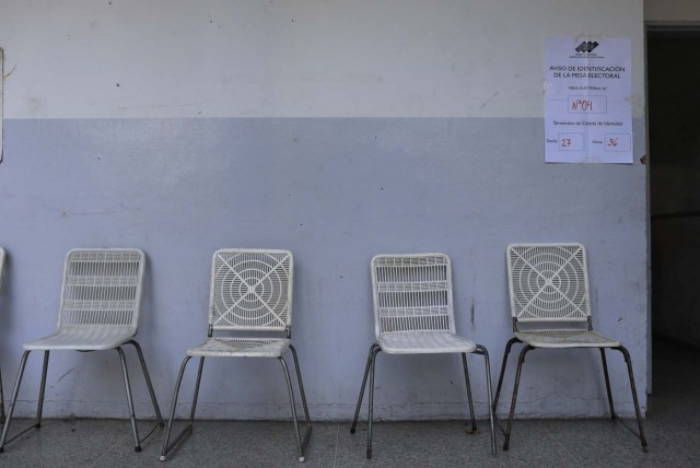 Empty chairs await voters at a polling station during the presidential election in Caracas, Venezuela, May 20, 2018. REUTERS/Marco Bello
