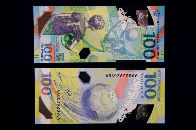 Los nuevos billetes de 100 rublos dedicados a la Copa Mundial de la FIFA 2018 se exhibirán durante una conferencia de prensa en Moscú, Rusia, el 22 de mayo de 2018. REUTERS / Sergei Karpukhin