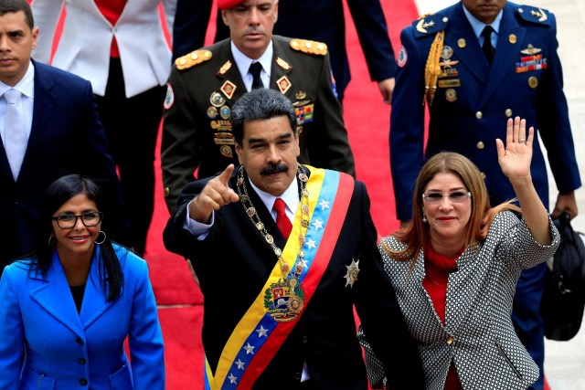 El presidente de Venezuela, Nicolás Maduro, flanqueado por su esposa Cilia Flores y la presidenta de la Asamblea Nacional Constituyente, Delcy Rodríguez, llega a una sesión especial de la Asamblea Nacional Constituyente para prestar juramento como presidente reelegido en el Palacio Federal Legislativo en Caracas, Venezuela 24 de mayo de 2018 . REUTERS / Marco Bello