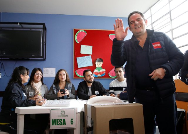 El candidato presidencial colombiano Germán Vargas Lleras gesticula después de votar en una mesa de votación, durante las elecciones presidenciales en Bogotá, Colombia el 27 de mayo de 2018. REUTERS / Jaime Saldarriaga