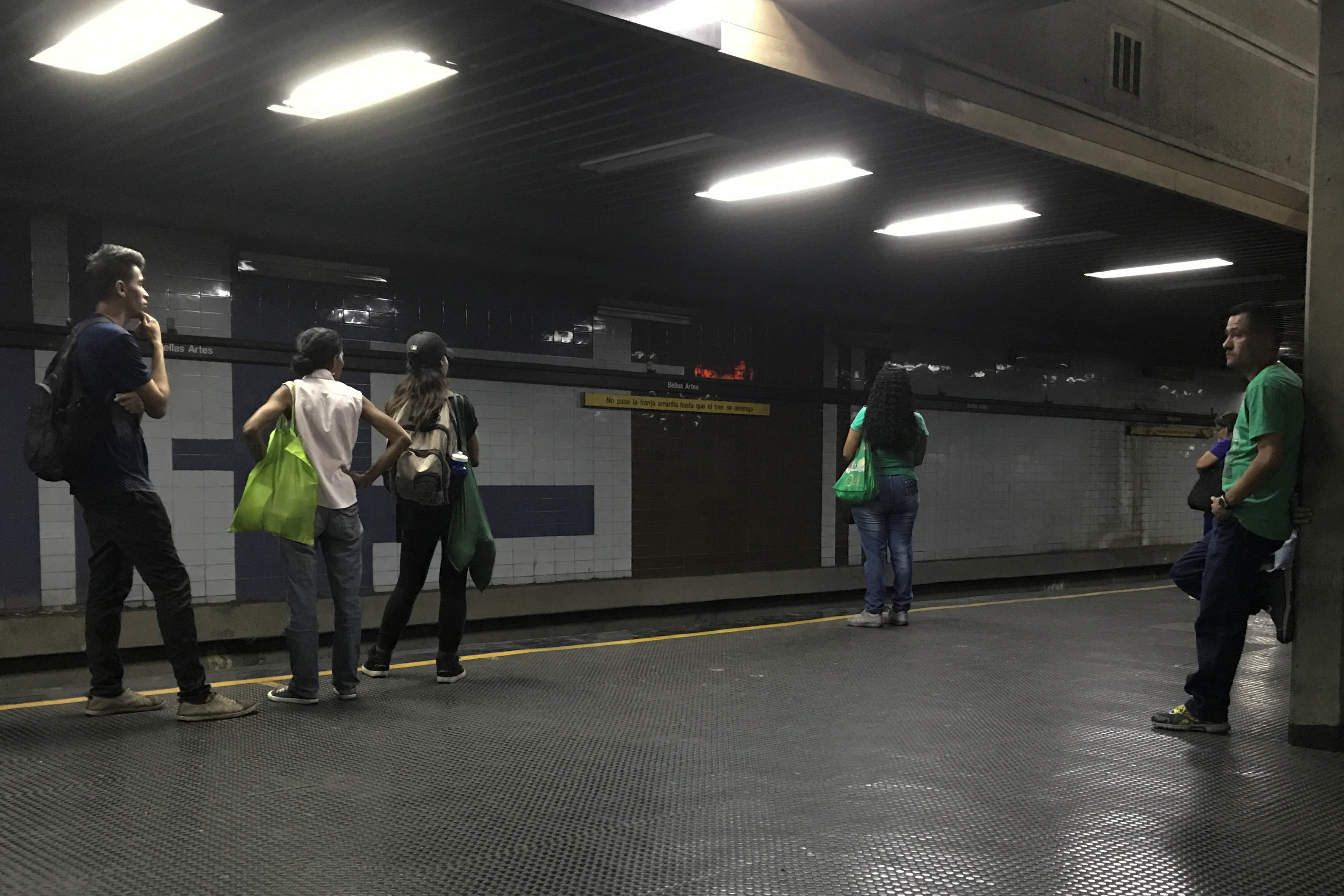 Atraparon a sujeto que robó a una madre y su hija en estación del Metro de Caracas (Video)