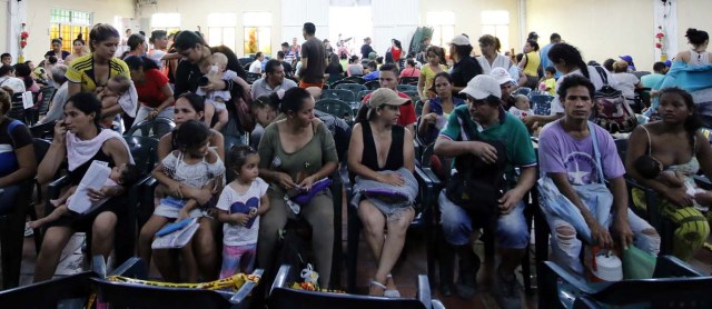 CUC11. CÚCUTA (COLOMBIA), 04/05/2018.- Un grupo de venezolanos espera para recibir asistencia en Cúcuta (Colombia) este 3 de mayo de 2018. Bajo el sol intenso de la ciudad colombiana de Cúcuta, cientos de familias venezolanas que huyeron de su país por la crisis económica y política hacen fila para reclamar los bonos alimentarios que entrega el Programa Mundial de Alimentos (PMA) de la ONU en las zonas de frontera. El proyecto que comenzó este lunes en Cúcuta, capital de Norte de Santander, surge como la primera gran respuesta de la comunidad internacional al delicado estado alimentario del 90 % de los cerca de 35.000 venezolanos que cruzan a diario las fronteras con Colombia en busca de oportunidades. EFE/SCHNEYDER MENDOZA