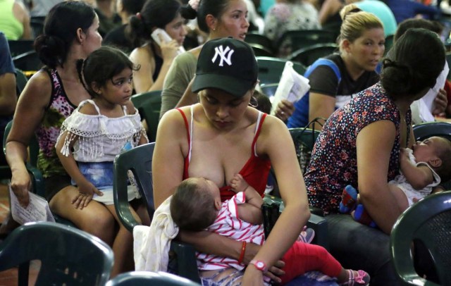 CUC06. CÚCUTA (COLOMBIA), 04/05/2018.- Un grupo de venezolanos espera para recibir asistencia en Cúcuta (Colombia) este 3 de mayo de 2018. Bajo el sol intenso de la ciudad colombiana de Cúcuta, cientos de familias venezolanas que huyeron de su país por la crisis económica y política hacen fila para reclamar los bonos alimentarios que entrega el Programa Mundial de Alimentos (PMA) de la ONU en las zonas de frontera. El proyecto que comenzó este lunes en Cúcuta, capital de Norte de Santander, surge como la primera gran respuesta de la comunidad internacional al delicado estado alimentario del 90 % de los cerca de 35.000 venezolanos que cruzan a diario las fronteras con Colombia en busca de oportunidades. EFE/SCHNEYDER MENDOZA