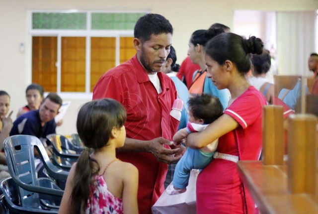 CUC03. CÚCUTA (COLOMBIA), 04/05/2018.- Un grupo de venezolanos hace fila para recibir asistencia alimentaria en Cúcuta (Colombia) este 3 de mayo de 2018. Bajo el sol intenso de la ciudad colombiana de Cúcuta, cientos de familias venezolanas que huyeron de su país por la crisis económica y política hacen fila para reclamar los bonos alimentarios que entrega el Programa Mundial de Alimentos (PMA) de la ONU en las zonas de frontera. El proyecto que comenzó este lunes en Cúcuta, capital de Norte de Santander, surge como la primera gran respuesta de la comunidad internacional al delicado estado alimentario del 90 % de los cerca de 35.000 venezolanos que cruzan a diario las fronteras con Colombia en busca de oportunidades. EFE/SCHNEYDER MENDOZA